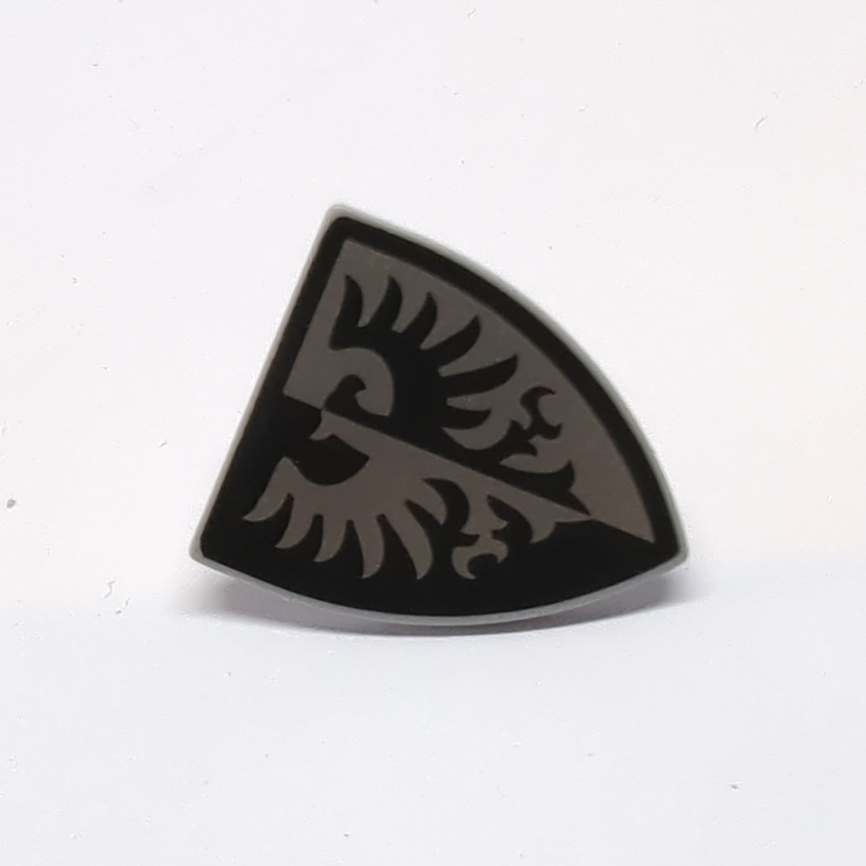 NEU Minifigure, Shield Triangular  with Black and Silver Falcon with Black Border Pattern neuhellgrau light bluish gray