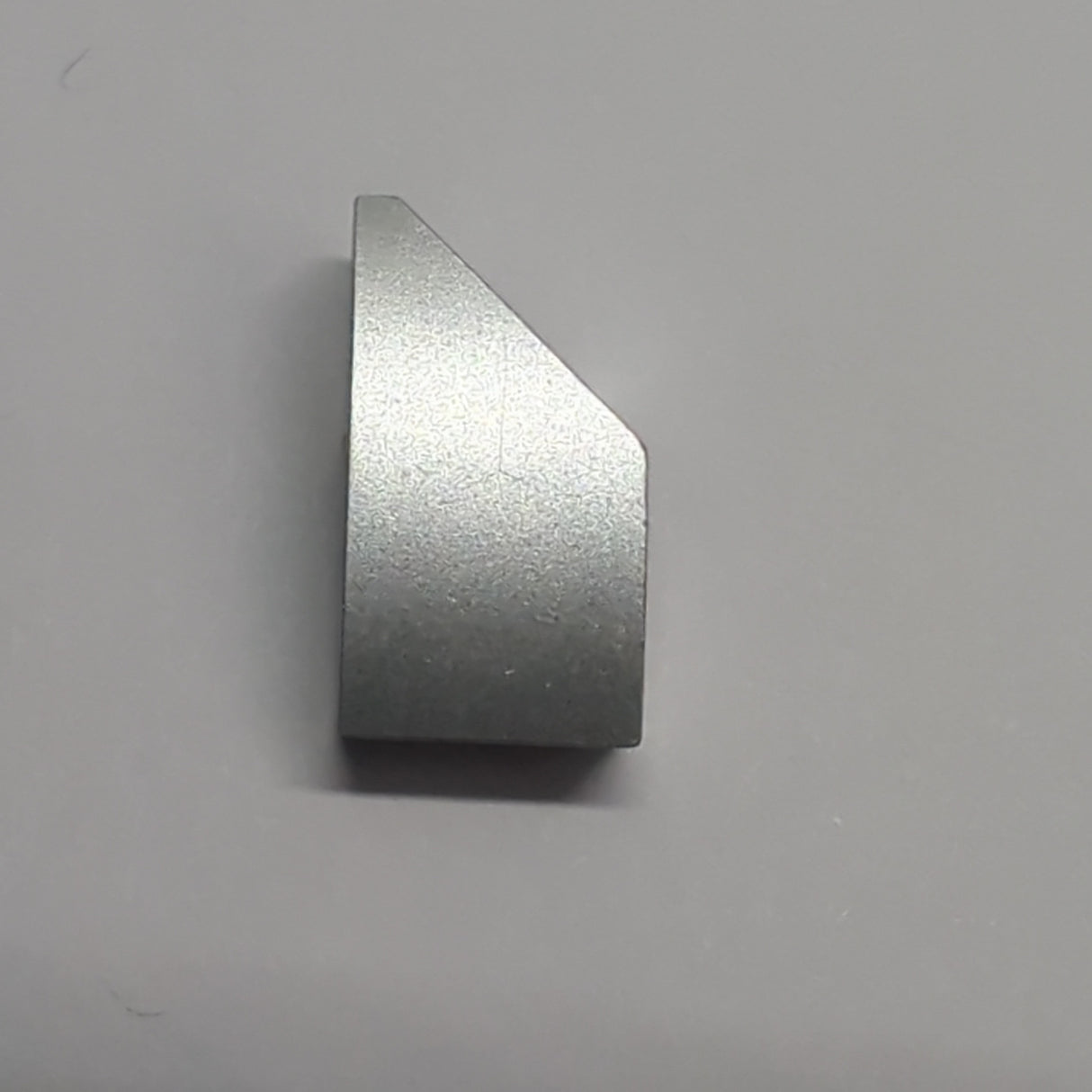 NEU Fliese gebogen Keil 2 x 1 x 2/3 Rechts silbermetallic