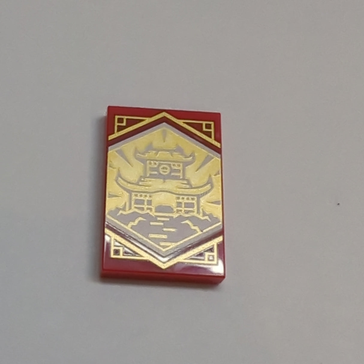 NEU Tile 2 x 3 with White Dojo Temple on Gold Background with Gold Trim Pattern &#40;Ninjago Wisdom Banner&#41; rot red