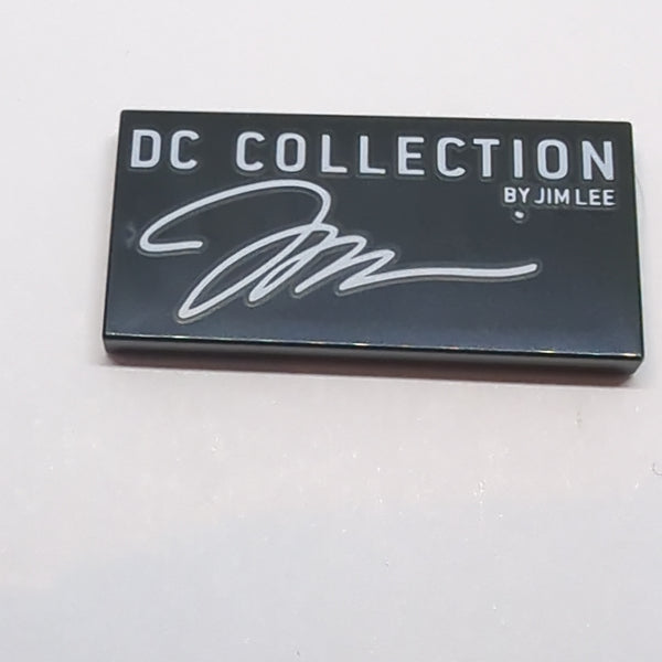 NEU Tile 2x4 with 'DC COLLECTION BY JIM LEE' and Signature Pattern schwarz black