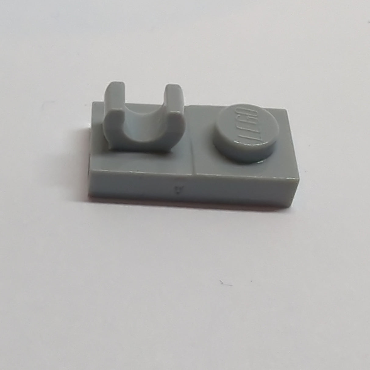 1x2 modifizierte Platte mit Clip oben, ohne Schlitz neuhellgrau light bluish gray