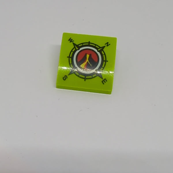 2x2 Halbbogenstein flach keine Noppen mit Volcano Explorers Logo Kompassmuster bedruckt lindgrün lime