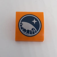 2x2 Halbbogenstein flach keine Noppen mit dunkelblauem und weißem Arctic Explorer Logo-Muster bedruckt orange orange