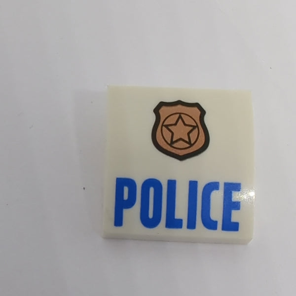 2x2 Halbbogenstein flach keine Noppen mit kupferfarbenem Badge mit Stern und schwarzer Umrandung, blauem "POLICE"-Muster bedruckt weiss white