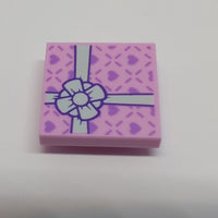 2x2 modifizierte Fliese Noppen unten Invers bedruckt mit Geschenkpapier weiße Schleife und kleines Lavendelherzen-Muster rosa bright pink