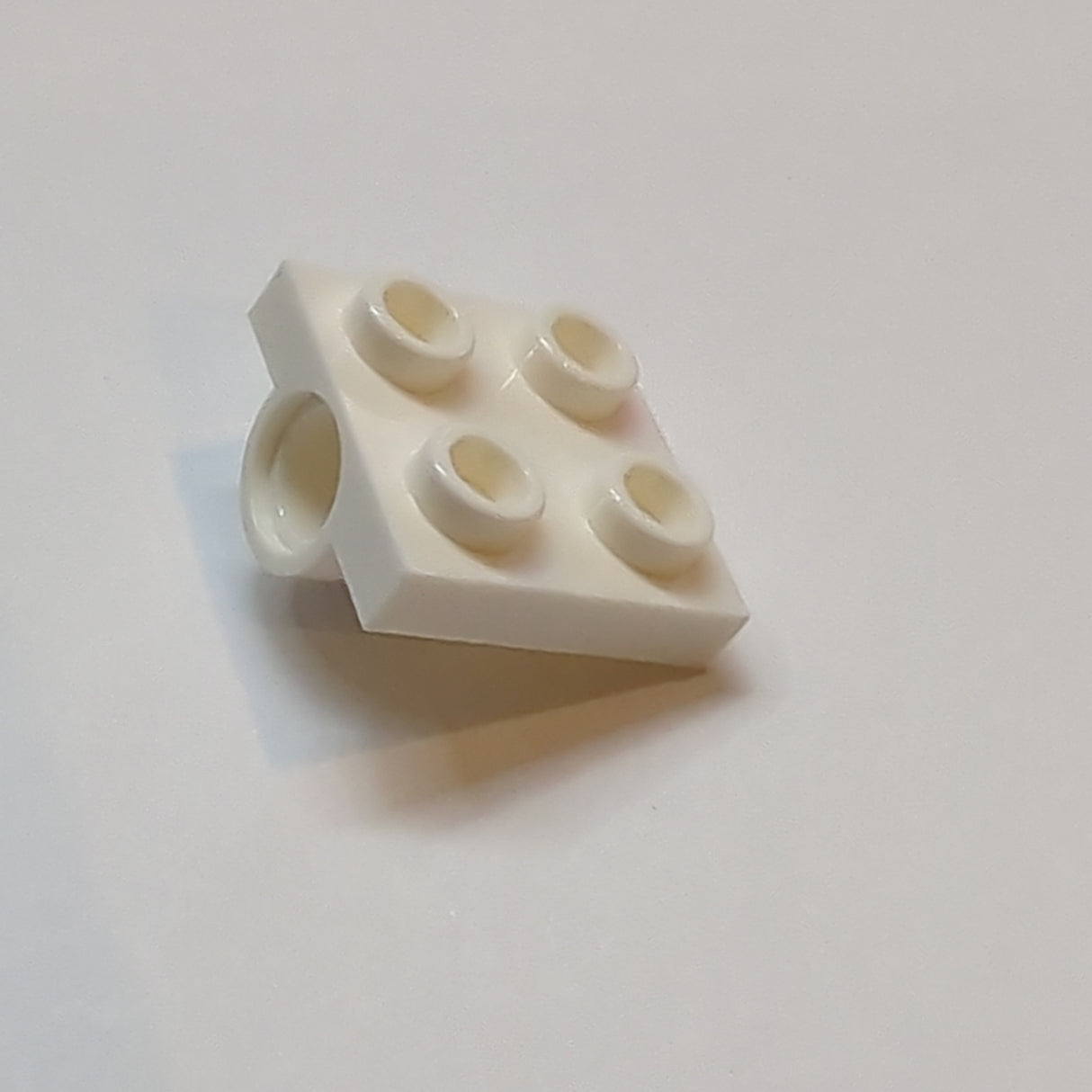 NEU Platte, modifiziert 2 x 2 mit Stiftloch - volle Querstütze darunter weiss
