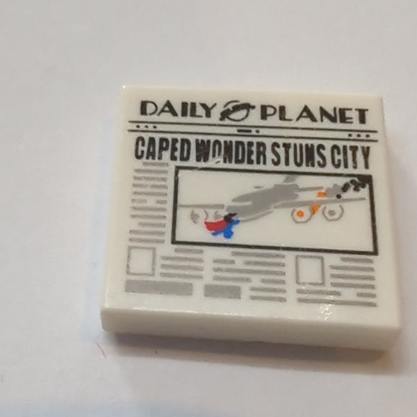 2x2 Fliese bedruckt mit Newspaper 'DAILY PLANET' and 'CAPED WONDER STUNS CITY' Pattern weiss white