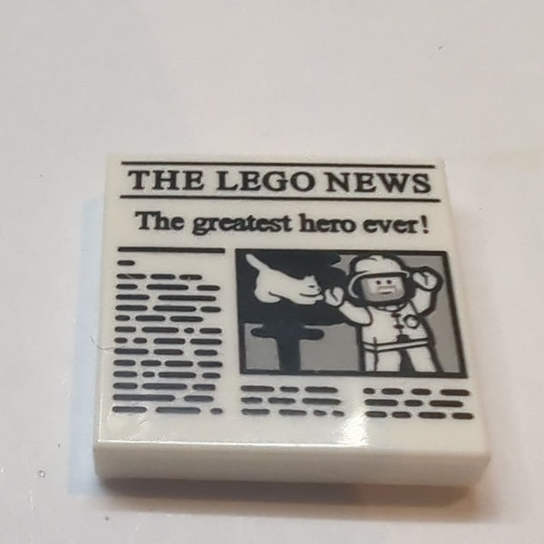 2x2 Fliese bedruckt mit Newspaper 'THE LEGO NEWS' and 'The greatest hero ever!' Pattern weiss white