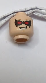 Minifigur, Kopf: Doppelseitiger männlicher Kopf mit schwarzer, spitzer Augenmaske und roten Augen, mittelgroßes nougatfarbenes Grübchen am Kinn, entschlossenes/schiefes Lächeln mit Zähnen hellnougat (fleischfarben)