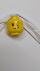Minifigur, Kopf: rötlich-braune Augenbrauen, weiße Pupillen, schiefes Lächeln mit schwarzem Grübchenmuster gelb