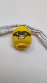 Minifigur, männlicher Kopf, schwarze Augenmaske mit Augenlöchern und dünnem Schnurrbartmuster gelb