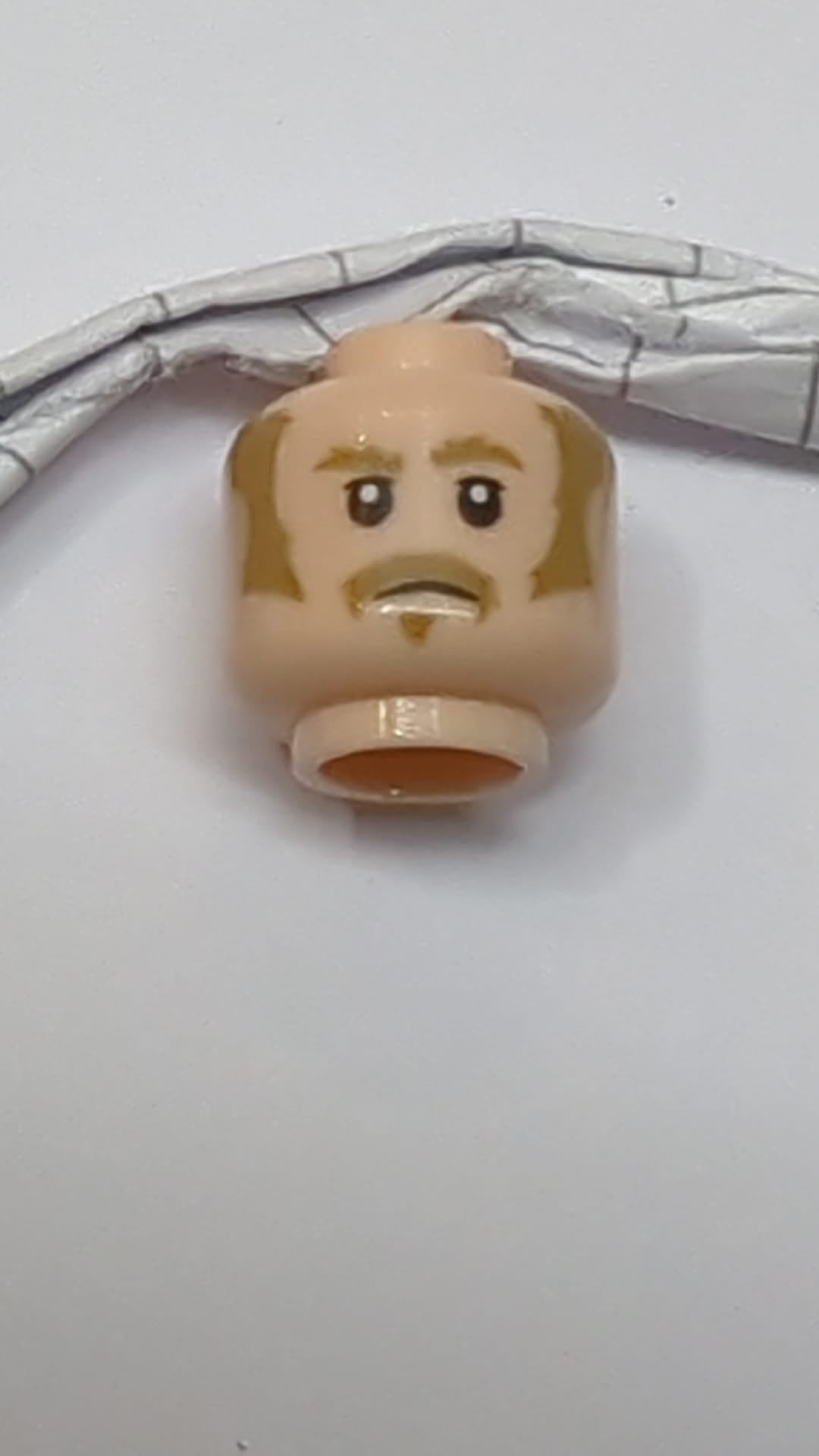Minifigur, Kopf: Dunkelbraun, buschige Augenbrauen, Koteletten und Schnurrbartmuster hellnougat (fleischfarben)