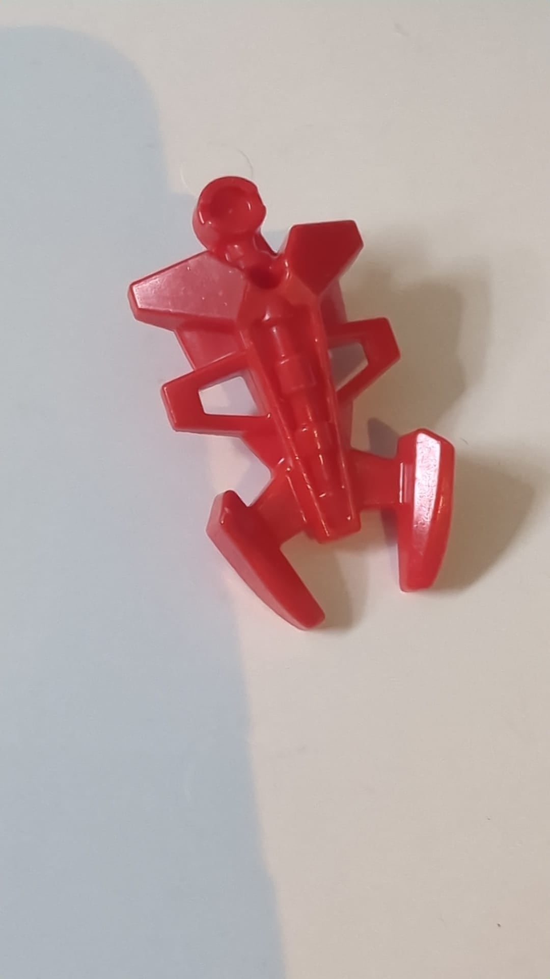 Bionicle-Rüstung, klein, dreieckig mit Zangenende rot