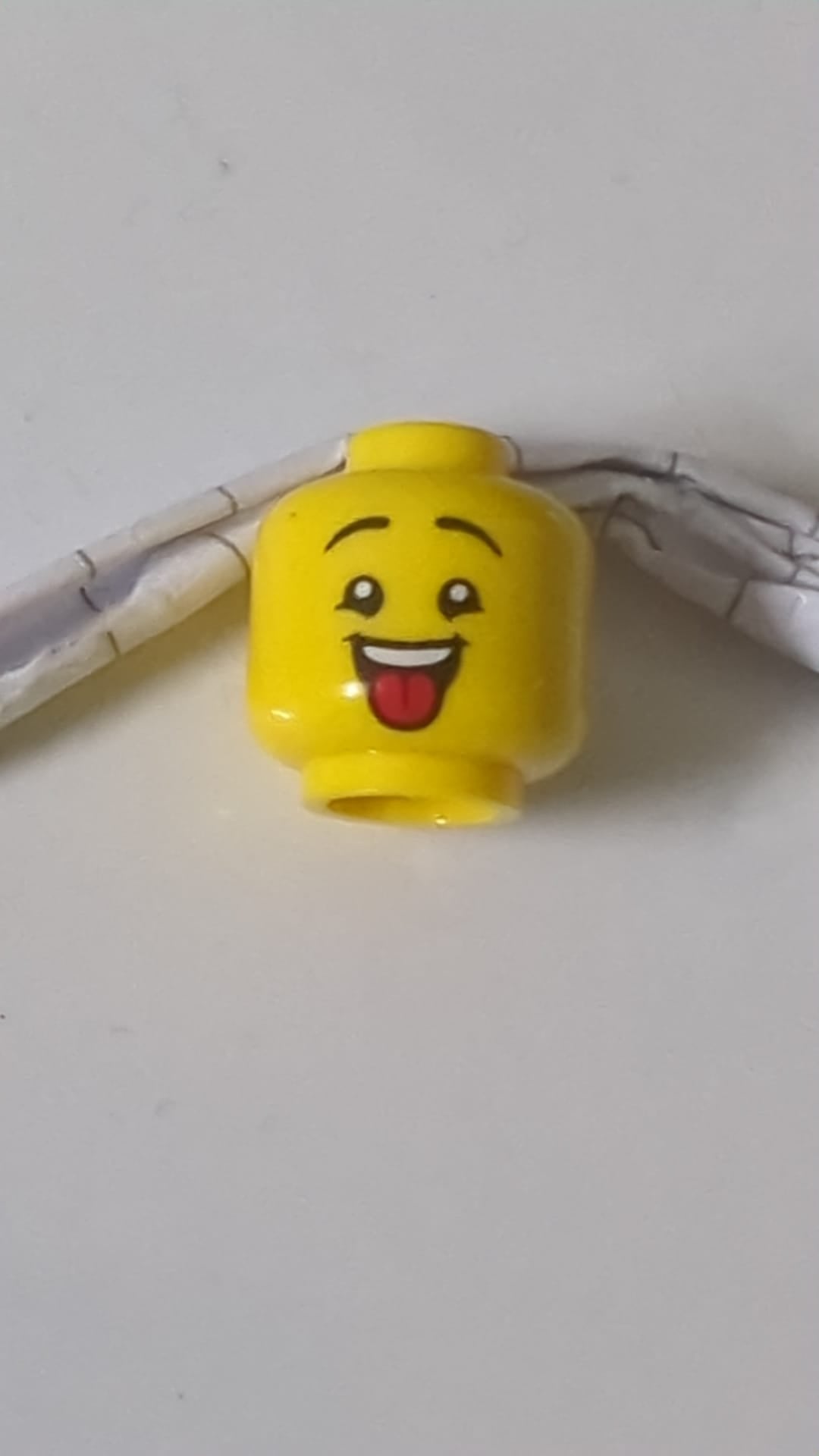 Minifigur, Kopf beidseitig, Kind, schwarze Augenbrauen, offener Mund mit roter Zunge / rote Zunge heraushängendes Muster gelb