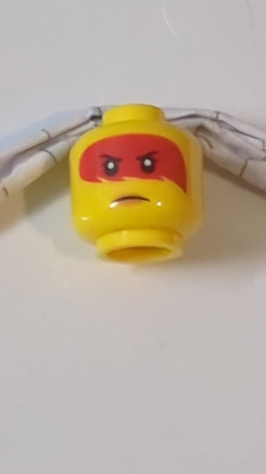 Minifigur, Kopf, doppelseitig, weiblich, rote Gesichtsbemalung, offener Mund mit Zähnen, Grimasse/Stirnrunzeln mit pfirsichfarbenem Lippenmuster "Harumi" gelb