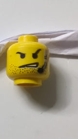 Minifigur, Kopf mit schwarzen Augenbrauen, Bartstoppeln, Headset mit Mikrofon, schief geöffneter Mund mit finsterem Blick und Zähnen gelb
