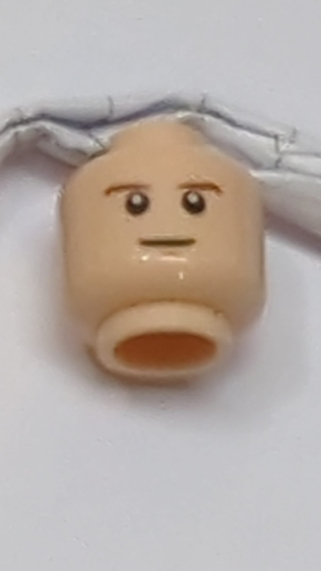 Minifigur, Kopf rötlich-braun, dünne Augenbrauen, weiße Reflexe, mittelgroßes nougatfarbenes Grübchen am Kinn, leichtes Grinsen hellnougat (fleischfarben)