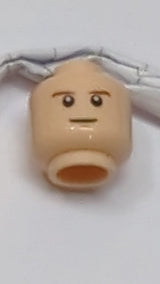 Minifigur, Kopf rötlich-braun, dünne Augenbrauen, weiße Reflexe, mittelgroßes nougatfarbenes Grübchen am Kinn, leichtes Grinsen hellnougat (fleischfarben)