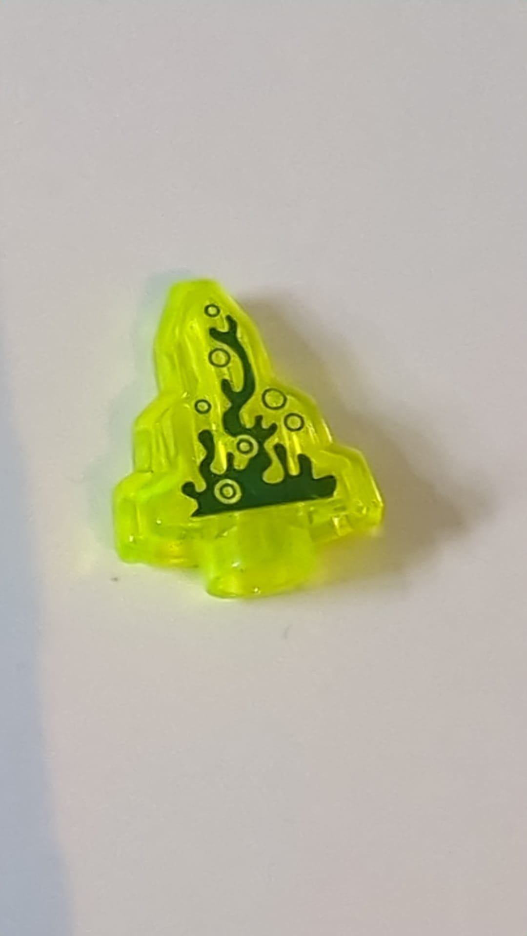 1x2 Kristall-Stufenstein mit dunkelgrünem Sumpfgas-Mondstein-Muster transparent neongrün