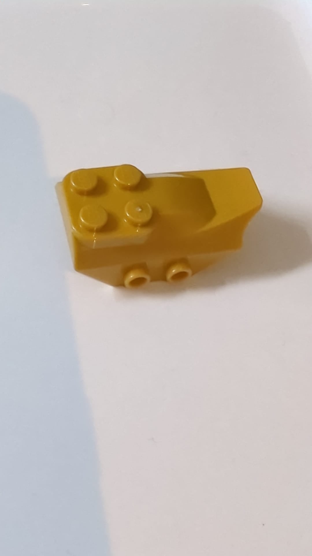 4x2 Schräge, gebogene Quertraverse mit 4 Noppen oben, 2 Hohlnoppen an jeder Seite, Flügelende pearlgold
