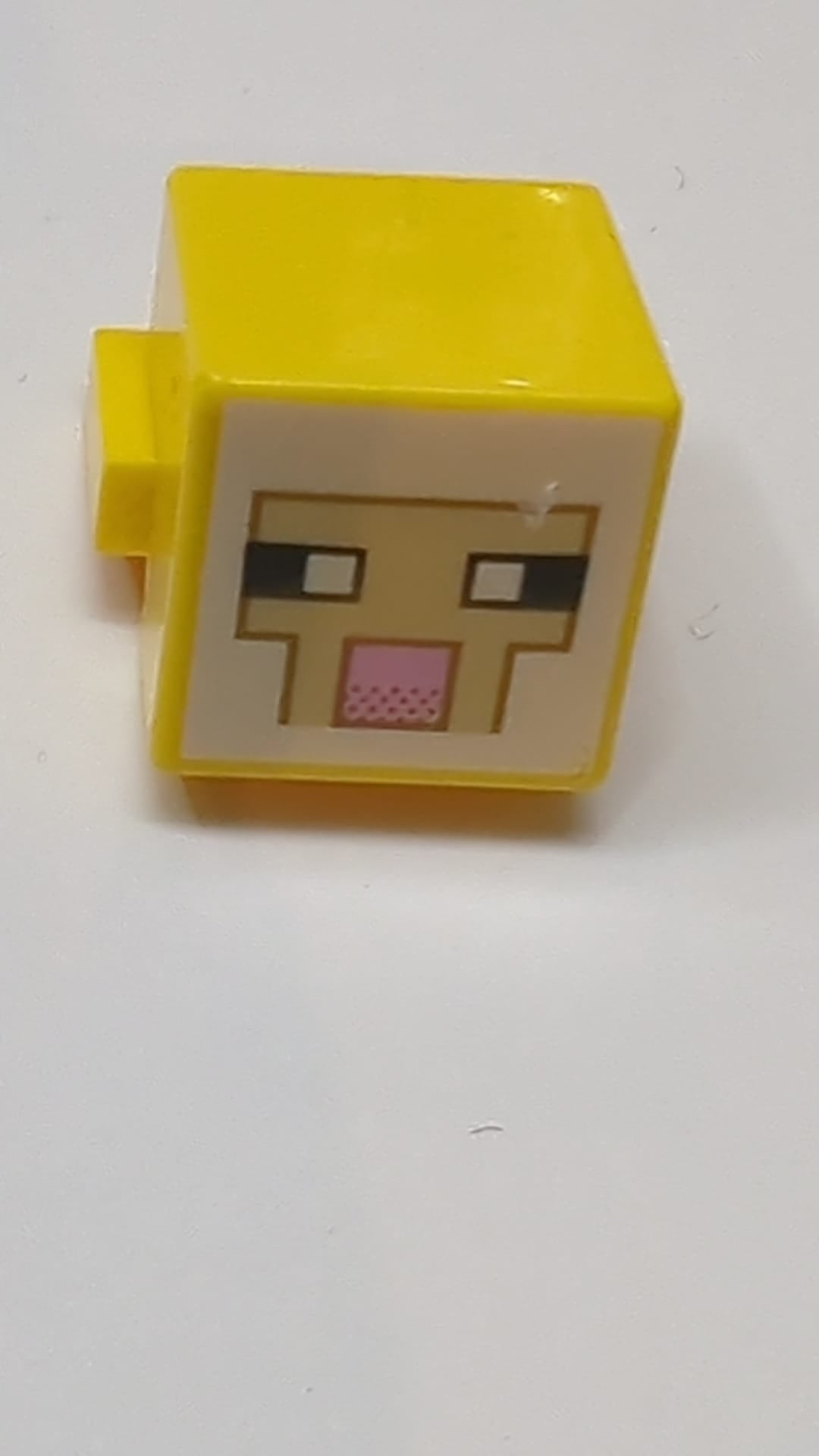 Kreaturenkopf pixelig mit schwarz-weißen Augen, leuchtend rosa Nase, hellbraunem Gesicht mit dunkelbrauner Umrandung auf weißem Hintergrundmuster Minecraft Schaf gelb