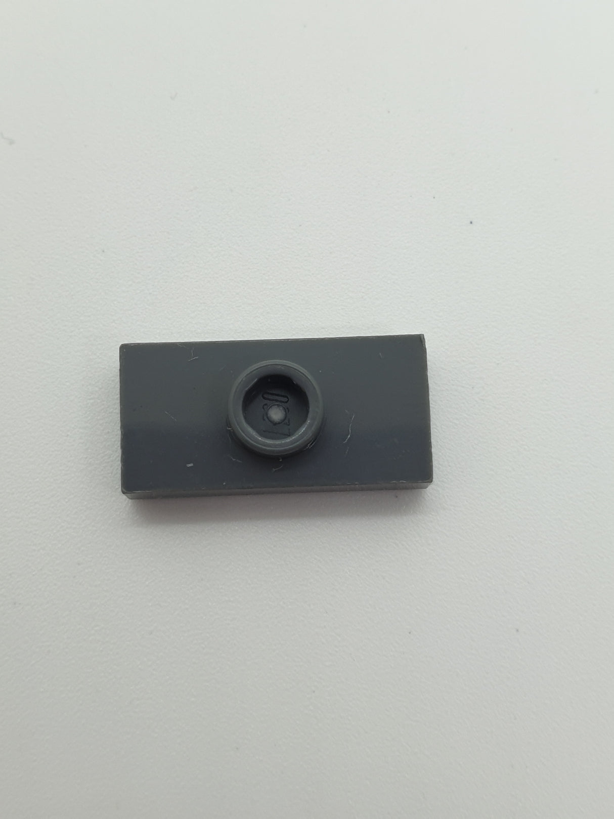 NEU Platte, modifiziert 1 x 2 mit Noppe, Nut und Noppenhalter (Jumper) neudunkelgrau