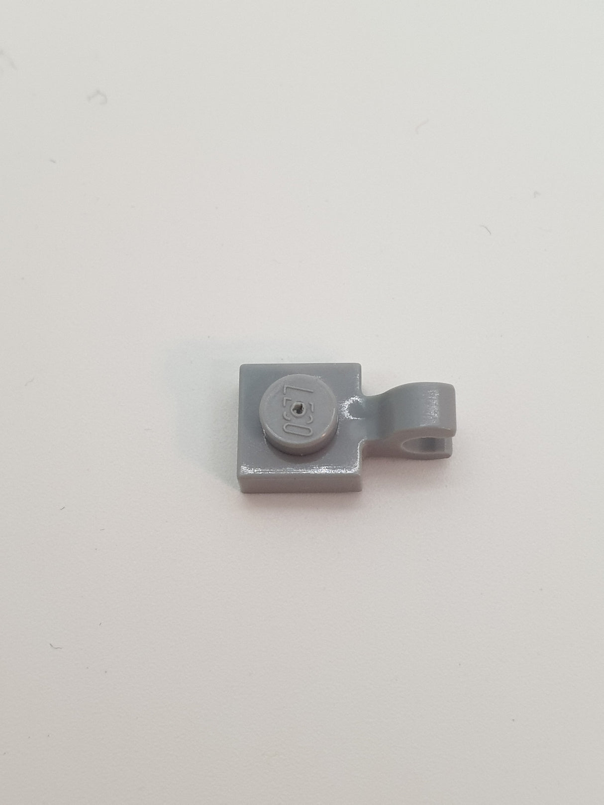 NEU Platte, modifiziert 1 x 1 mit offenem O-Clip (horizontal) neuhellgrau