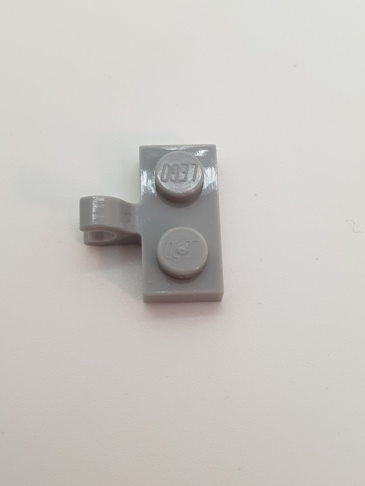 NEU Platte, modifiziert 1 x 2 mit Clip, seitlich horizontal neuhellgrau