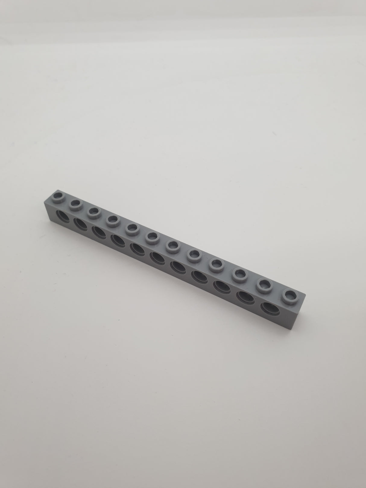 NEU Technik, Stein 1 x 12 mit Pinlöchern neuhellgrau