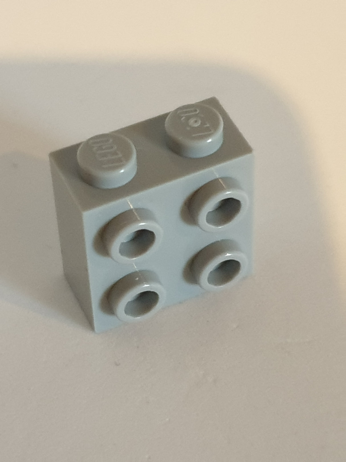 NEU Stein, modifiziert 1x2x1 2/3 mit Noppen an einer Seite neuhellgrau