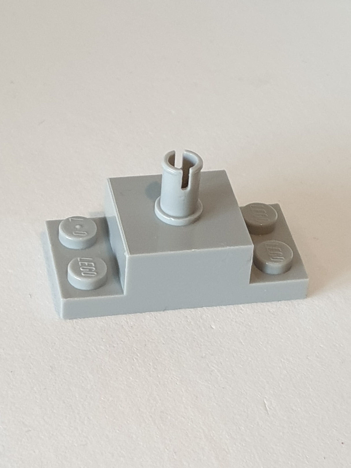 NEU Stein, modifiziert 2 x 2 mit Pin oben und 1 x 2 seitliche Platten neuhellgrau