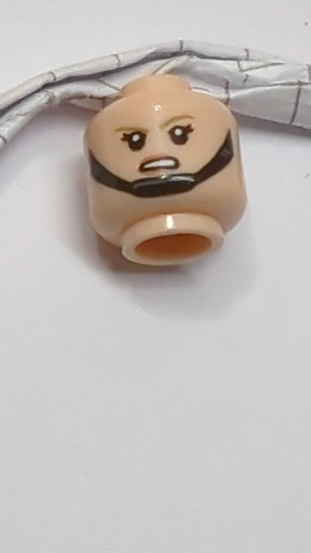 Minifigur, doppelseitiger Kopf, weiblich, dunkelbraune Augenbrauen, schwarzer Kinnriemen, angewidertes/wütendes Muster hellnougat (fleischfarben)