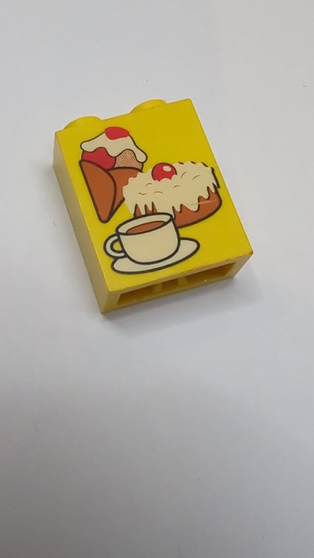 1x2x2 Stein mit innenliegender Achsenhalterung und Eiscreme-, Kuchen- und Kaffeemuster gelb