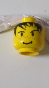 Minifigur, männlicher Kopf mit stacheligen schwarzen Haaren, Sommersprossen und einem Grinsen auf der Nase gelb