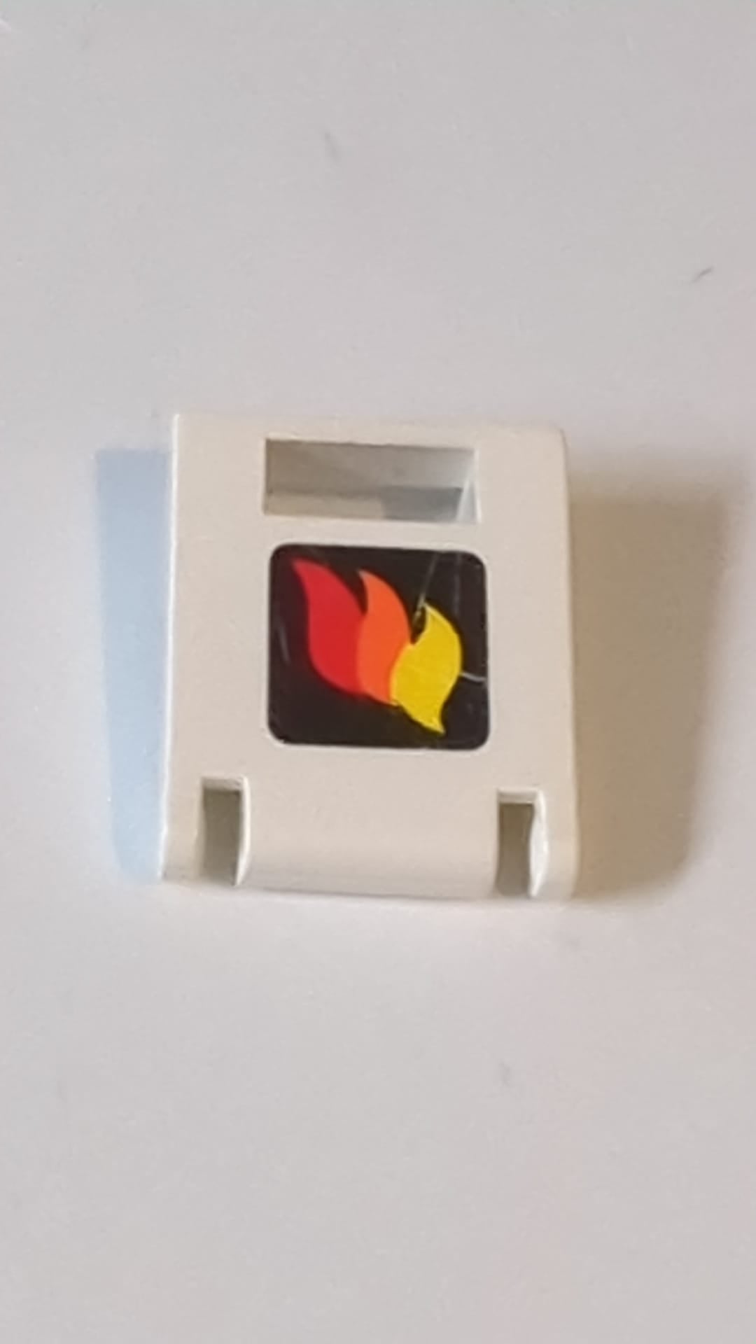 2x2x2 Behälter, Box Tür mit Schlitz mit klassischem Feuerwehrlogo-Muster weiß