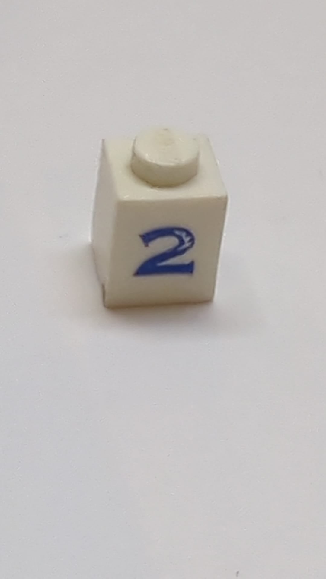 1x1 Stein mit blauem Zahlenmuster 2 Serifenschrift weiß
