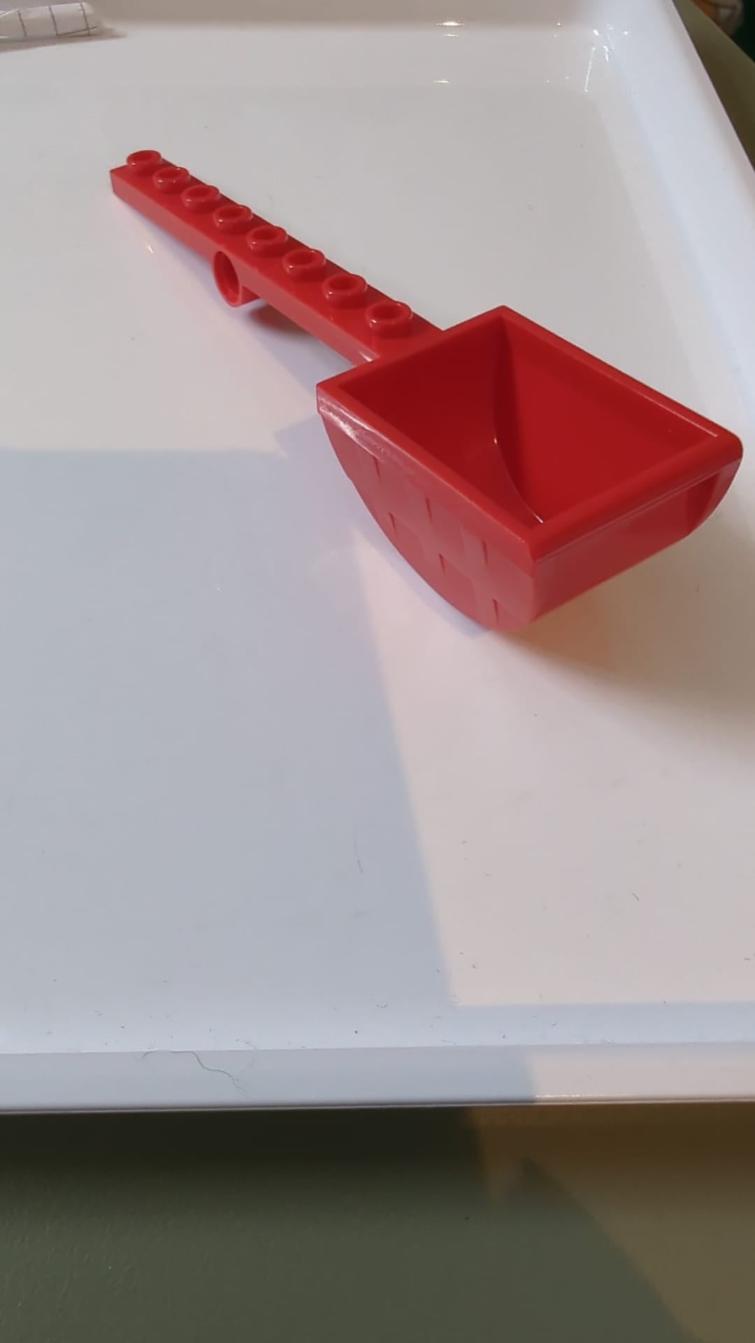 1x8 Platte, modifiziert mit Stiftloch und Eimer „Katapult“ rot