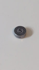 1x1 Fliese, rund mit schwarzem Münzmotiv (Zahl 5) pearlsilber