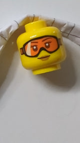 Minifigur, weiblicher Kopf mit Brille (orangefarbene Schutzbrille), mittelbraune Lippen, kleines Lächeln gelb