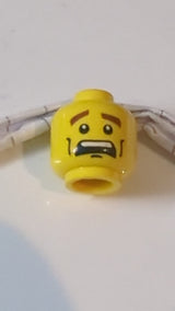 Minifigur, Kopf doppelseitig, rötlich-braune, dichte Augenbrauen, schwarze Wangenfalten und Grübchen am Kinn, ängstlicher, offener Mund mit sichtbaren oberen Zähnen / strenges Gesichtsmuster gelb