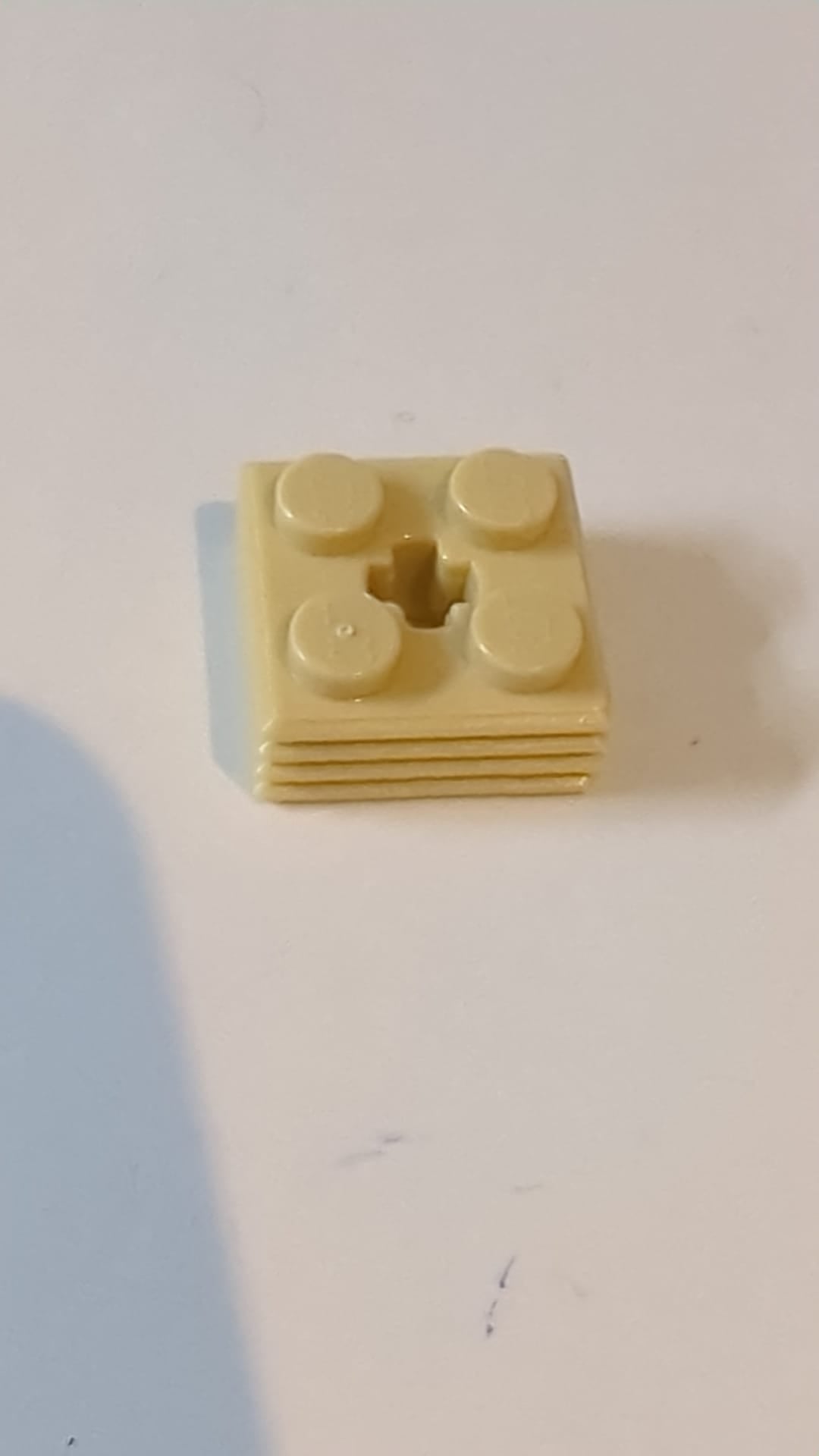 2x2x2/3 Stein, modifiziert gerippt mit Achsenloch beige
