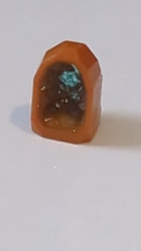 1x1 Fels-Element (Geode) mit eingearbeitetem Glitzer und Muster aus transparent-hellblauen Kristallen dunkelorange