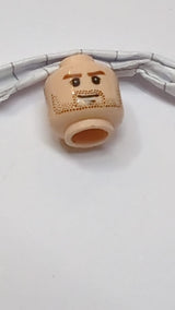 Minifigur, männlicher Kopf, rötlich-braune Augenbrauen, mittellanger, nougatfarbener Bartstoppeln, Grübchen am Kinn und geschlossener Mund mit schiefem Grinsen hellnougat (fleischfarben)