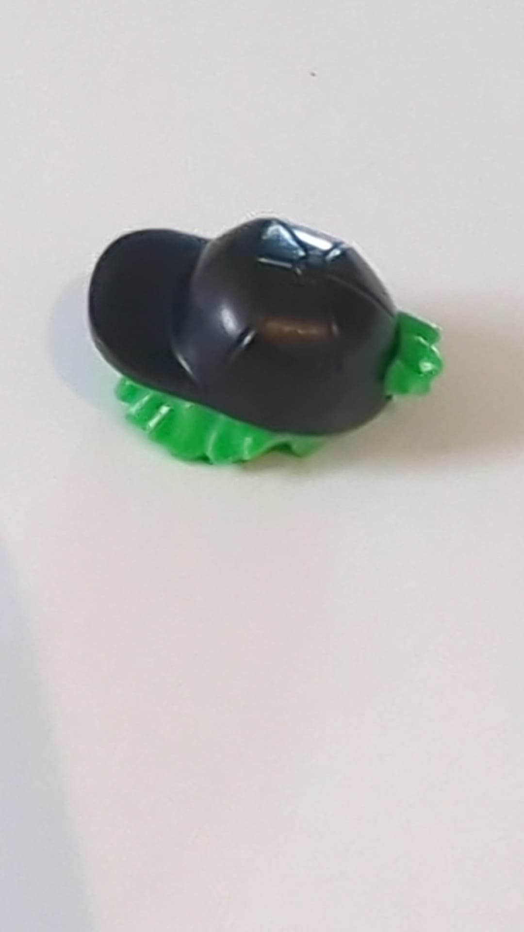 NEU Minifigur, Haarkombination, Haare mit Hut, kurzes, zerzaustes Haar mit angeformter schwarzer Kappe, Muster mit kurzem, gebogenem Schirm hellgrün