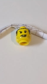 Minifigur, Kopf: Schwarzes Haar, Koteletten, Augenbrauen, Schnurrbart, Grinsen und Stoppelmuster gelb