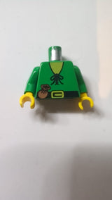 Torso Castle Forestman Hemd mit Schnürsenkeln, schwarzer Gürtel mit Schnalle, braune Tasche, gelbes Halsmuster / grüne Ärmel / gelbe Hände grün