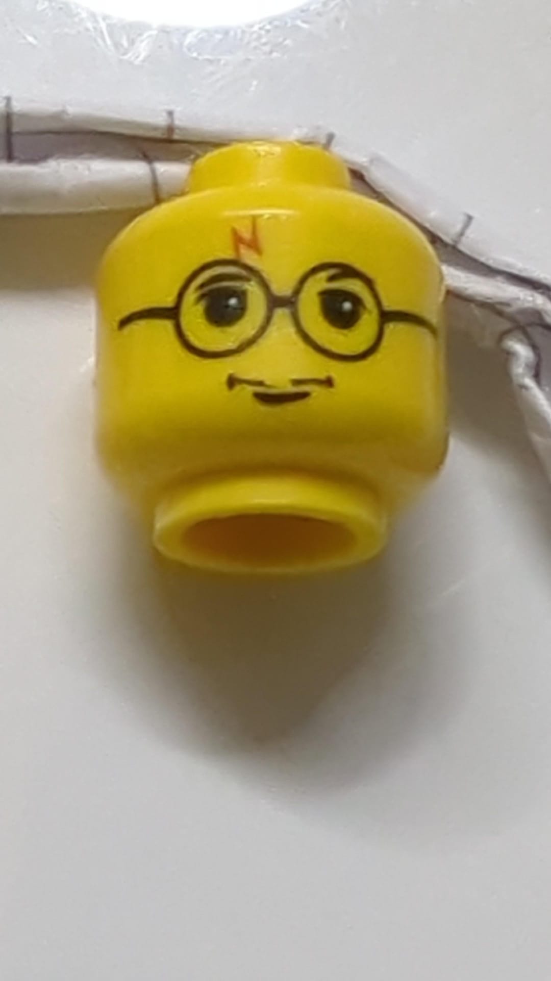 Minifigur, Kopfbrille mit Blitzmuster auf der Stirn "Harry Potter" gelb