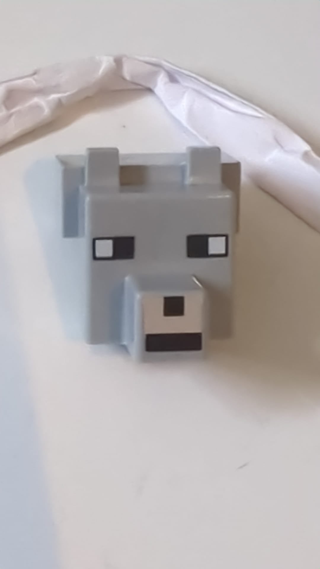 Kreaturenkopf pixelig mit Schnauze, schwarz-weißen Augen, kleinem, hellen Nougat-Schnauzenmuster "Minecraft Wolf" neuhellgrau
