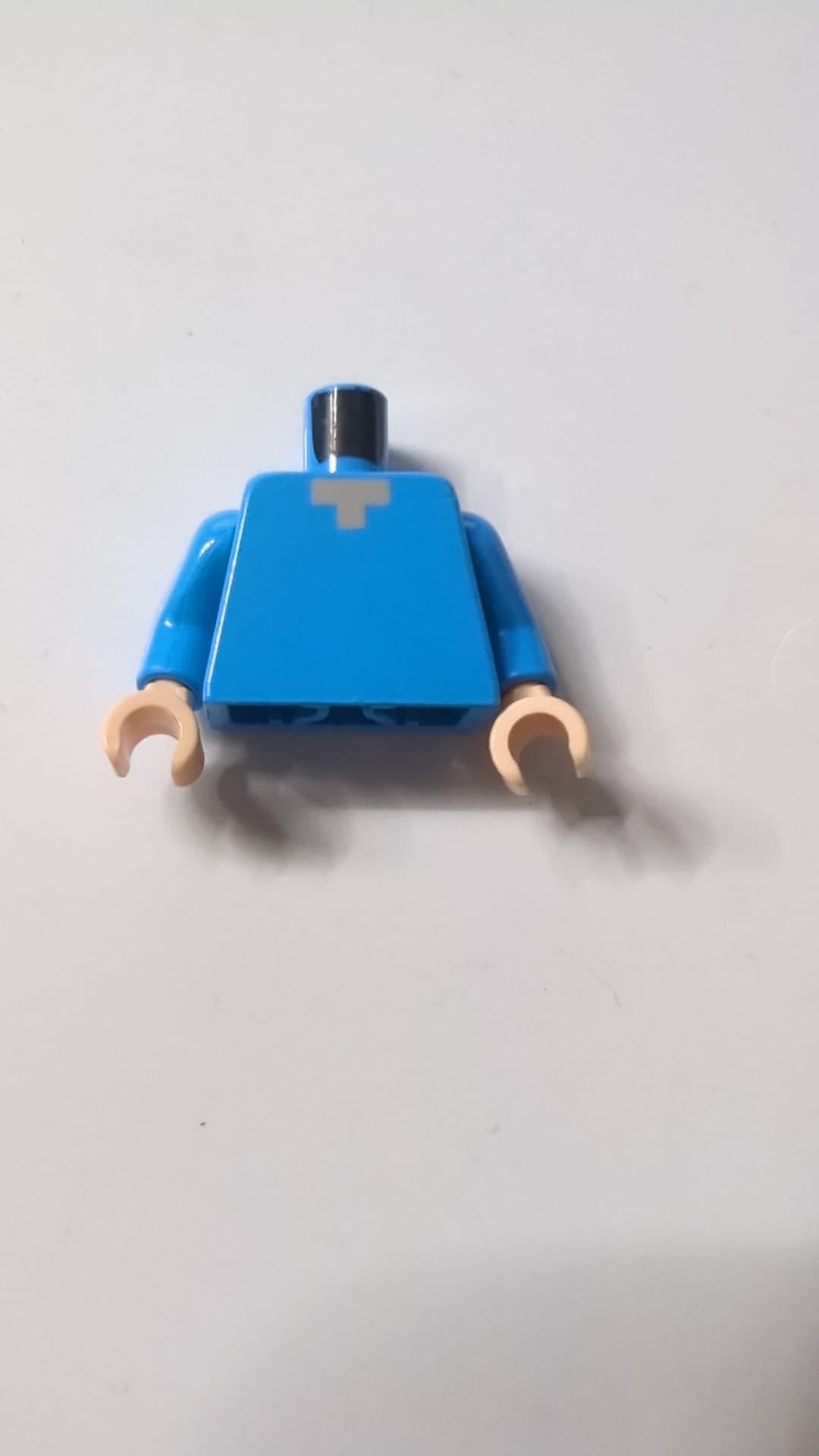Torso: Pixeliertes, hellnougatfarbenes Halsmuster „Minecraft Steve“ / Dunkelazurblaue Arme / Hellnougatfarbene Hände dunkelazur
