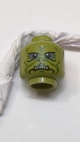 Minifigur, Kopf: Alien SW Klatooinian mit dunkelgrünen Gesichtslinien, Grübchen und Falten am Kinn, dunkelblaugrauem Lidschatten, schwarzen Nasenlöchern und neutralem Gesichtsausdruck mit scharfen unteren Zähnen olivgrün